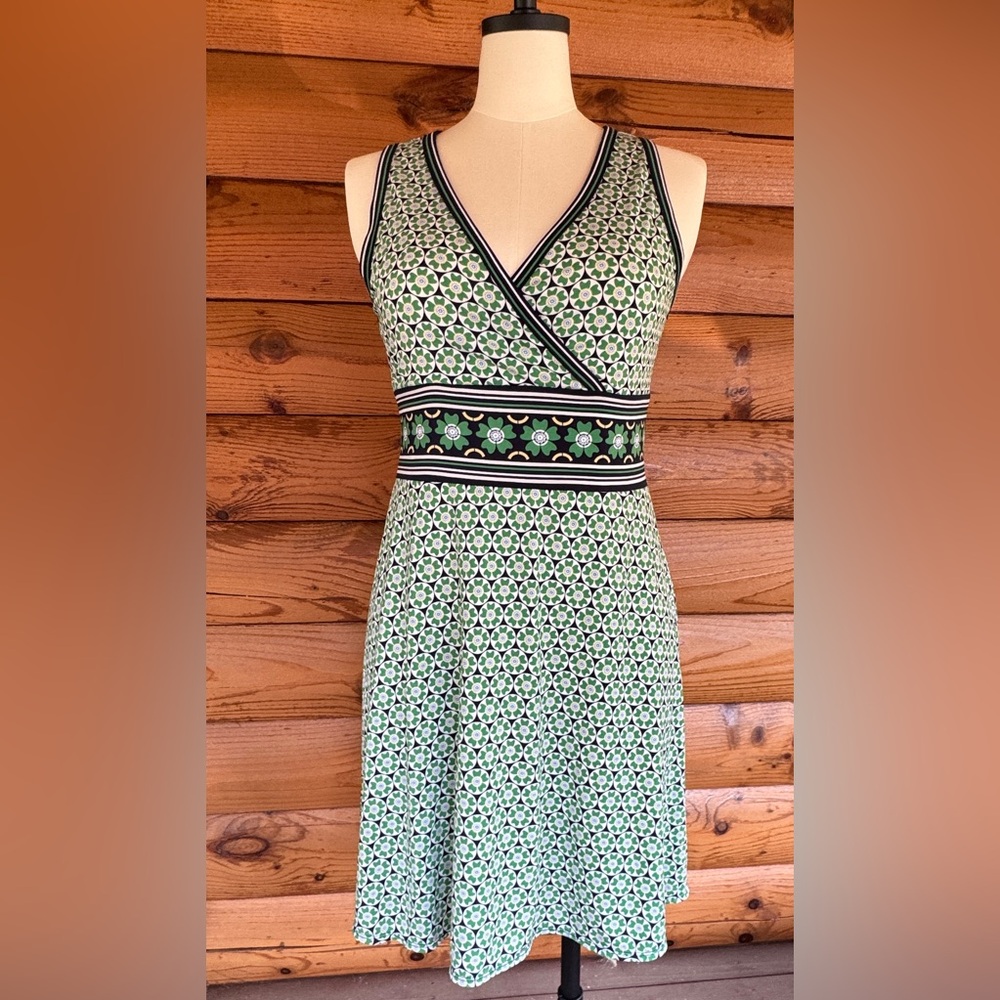 Adorable Max Studio green and white dress with contrasting waistband